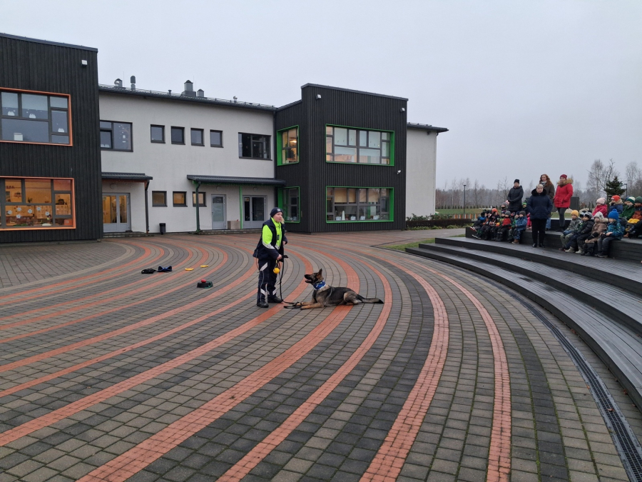 Mārzemītē viesojas policija un dienesta suns