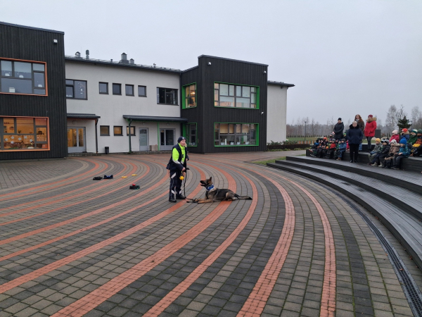 Mārzemītē viesojas policija un dienesta suns